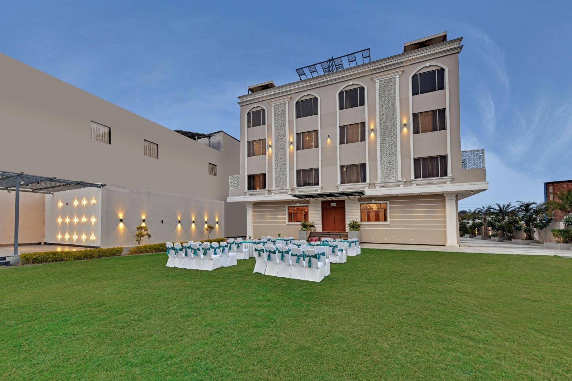 Click Collection Grand Gateway Benares Buitenkant foto
