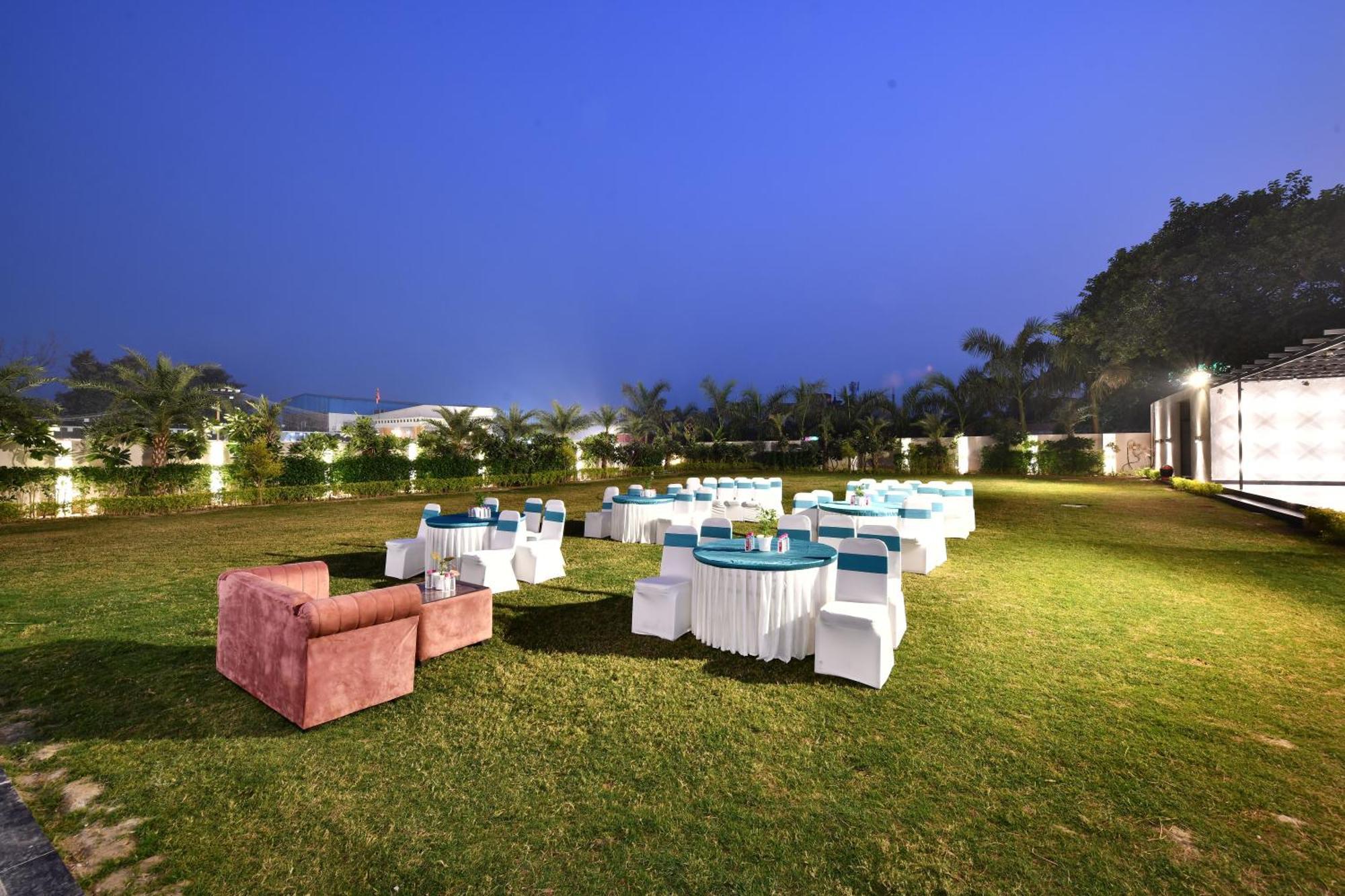 Click Collection Grand Gateway Benares Buitenkant foto