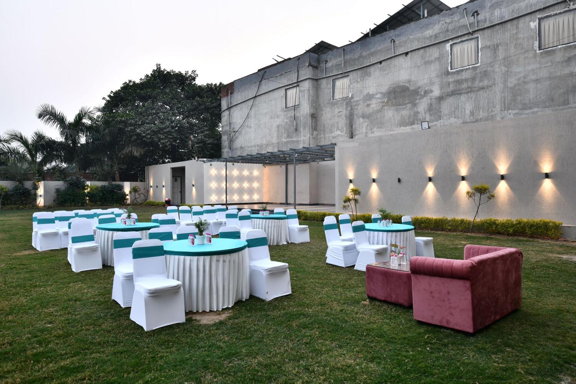 Click Collection Grand Gateway Benares Buitenkant foto